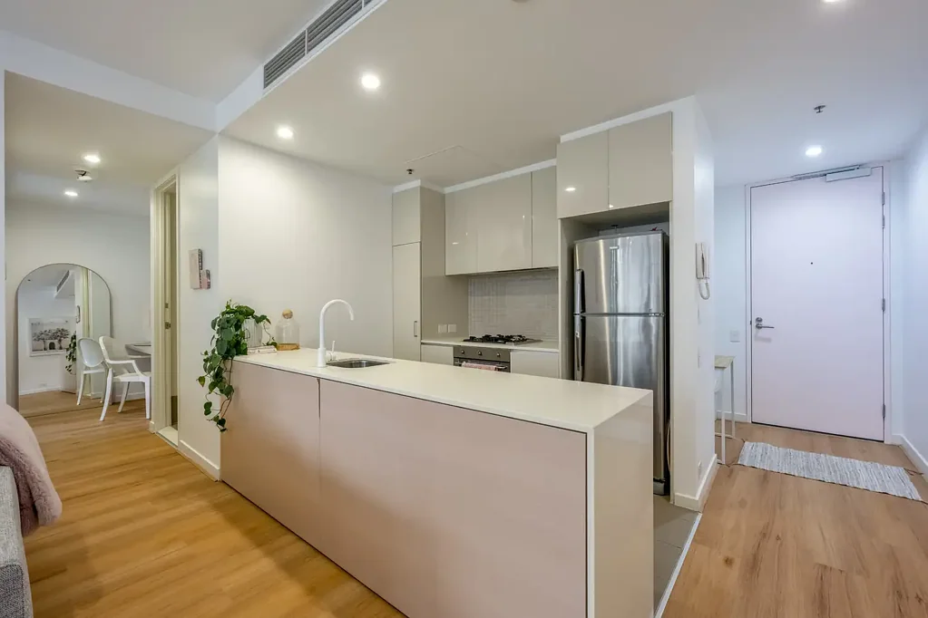 Chic Parkside Sophistication: Light-Filled One-Bedroom Apartment with Study Nook
