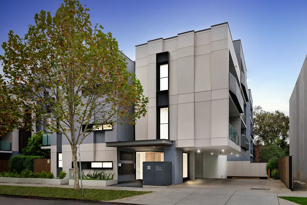 Malvern East 2房 精品安保公寓 光线充足 开敞式起居 北向阳光 高端Smeg电器 宽敞庭院 地下停车场 步行可达生活方式 A Luxe Lifestyle in Courtyard Chic