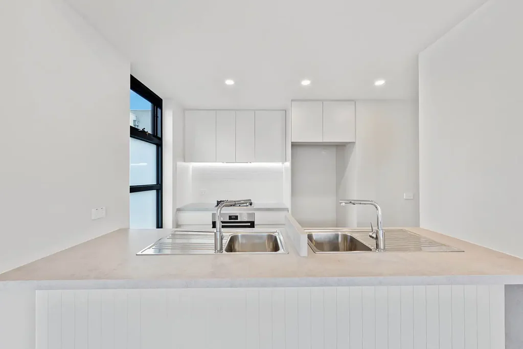LARGE LIVING AREAS IN TERRIFIC LOCATION