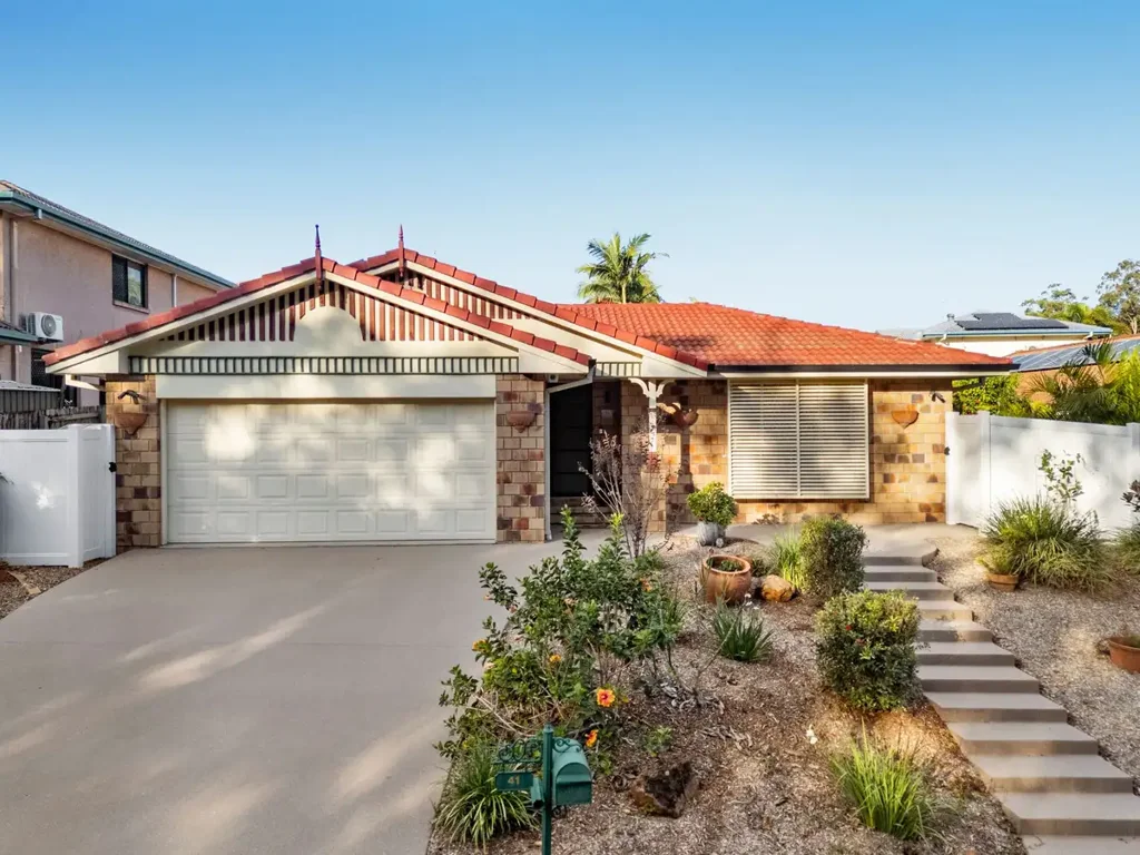 Wellington Point 4chambre Elevated Family Living with Resort-Style Pool & Bay Breezes