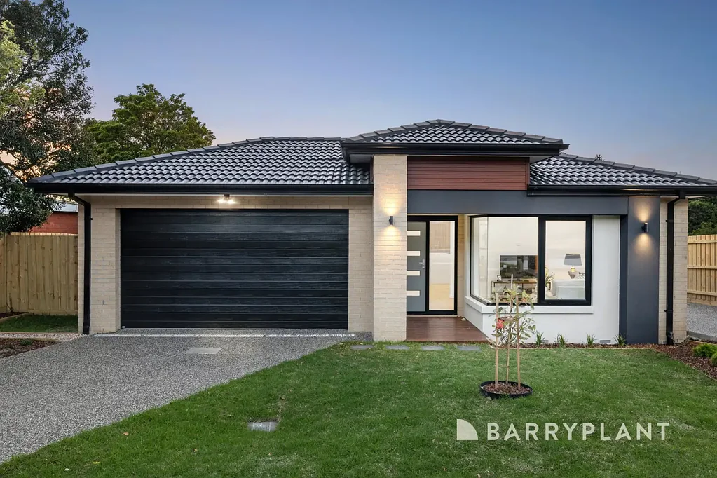 Ferntree Gully 4房 私家车道独立宅 93a四卧带衣帽间 93b双层高顶 双车库近公交 Ferntree Gully优地 Indulgent family dimensions.
