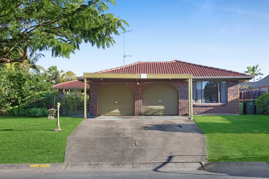 Mermaid Waters 4 Bedroom Rare Mermaid Renovation Opportunity - Spacious and Solid 1990s Home