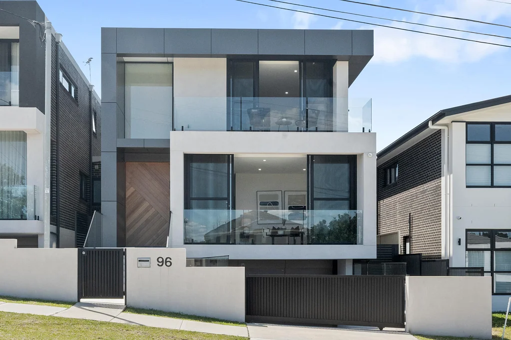Allawah 4Kwarto Impressive Nearly New Double-Brick Family Residence
