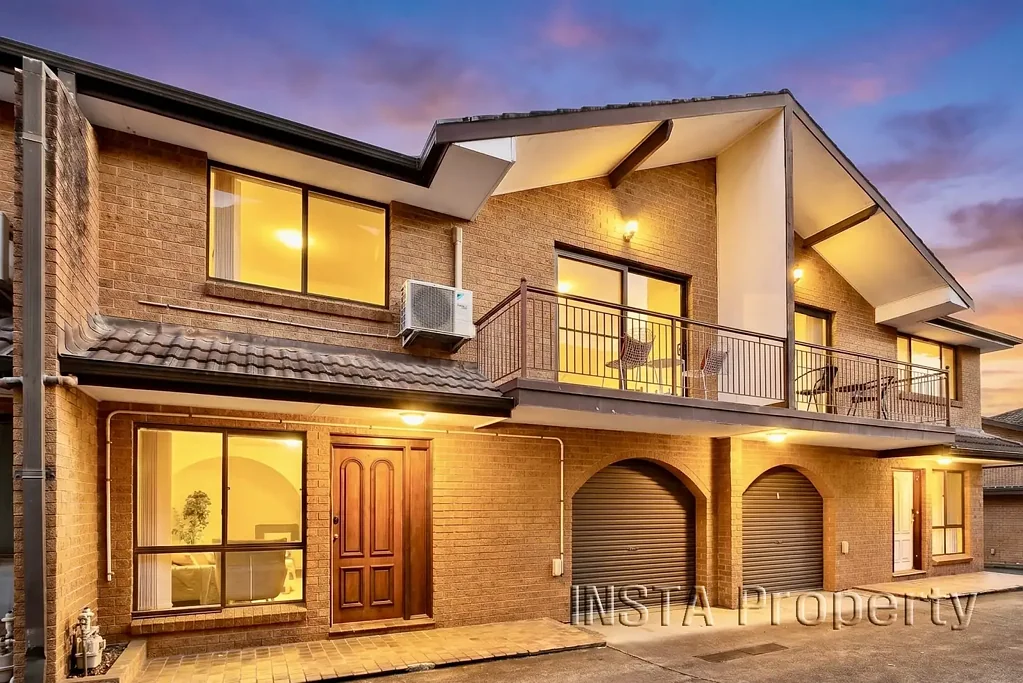 Bankstown 3Zimmer Spacious Three-Bedroom Townhouse with Multiple Living Areas in the heart of Bankstown