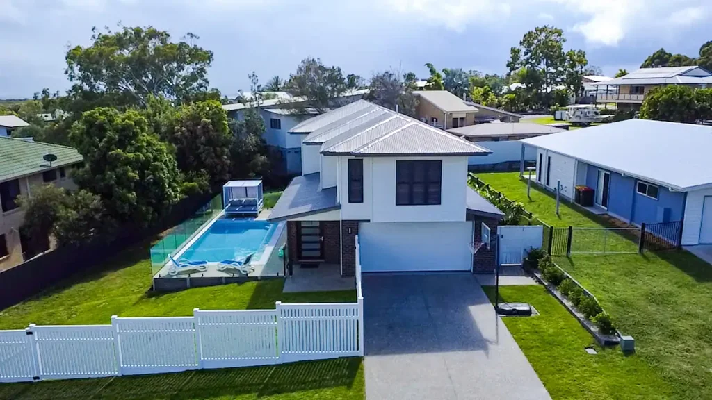 Rainbow Beach 4房  Near-New Coastal Luxury with Pool, Side Access and Sandy Straits Glimpses