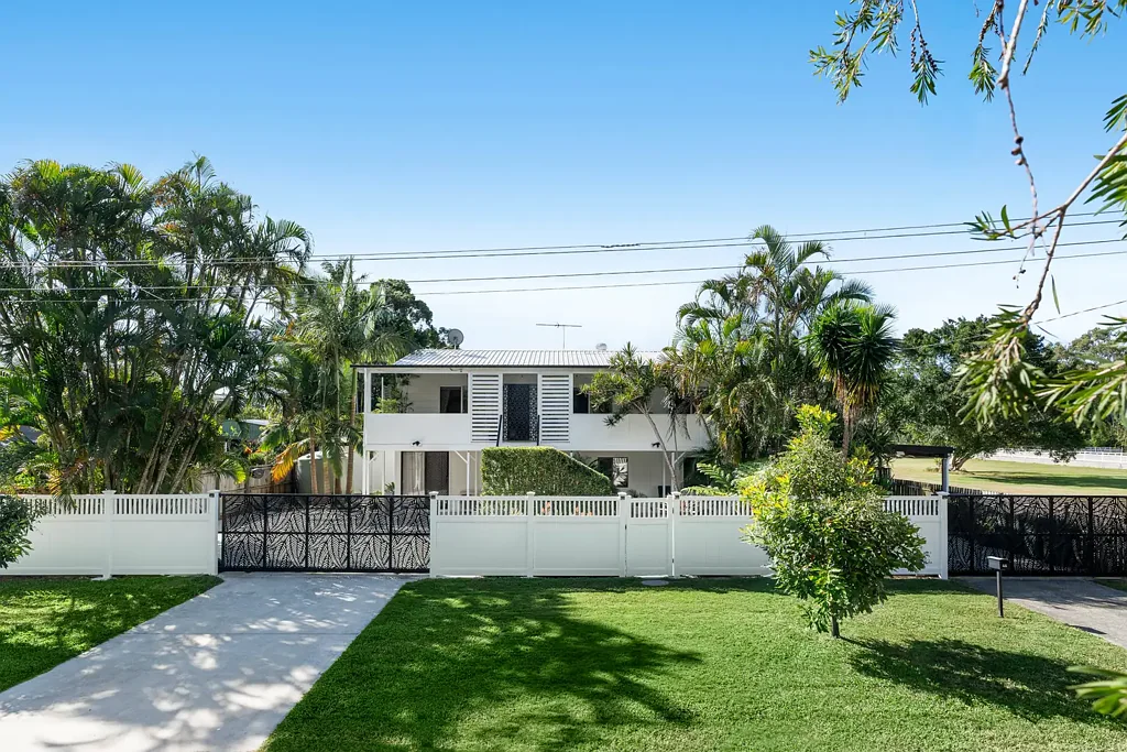 Hemmant 5chambre Expansive 2,024m² Family Oasis with Dual Living & Ultimate Entertaining!