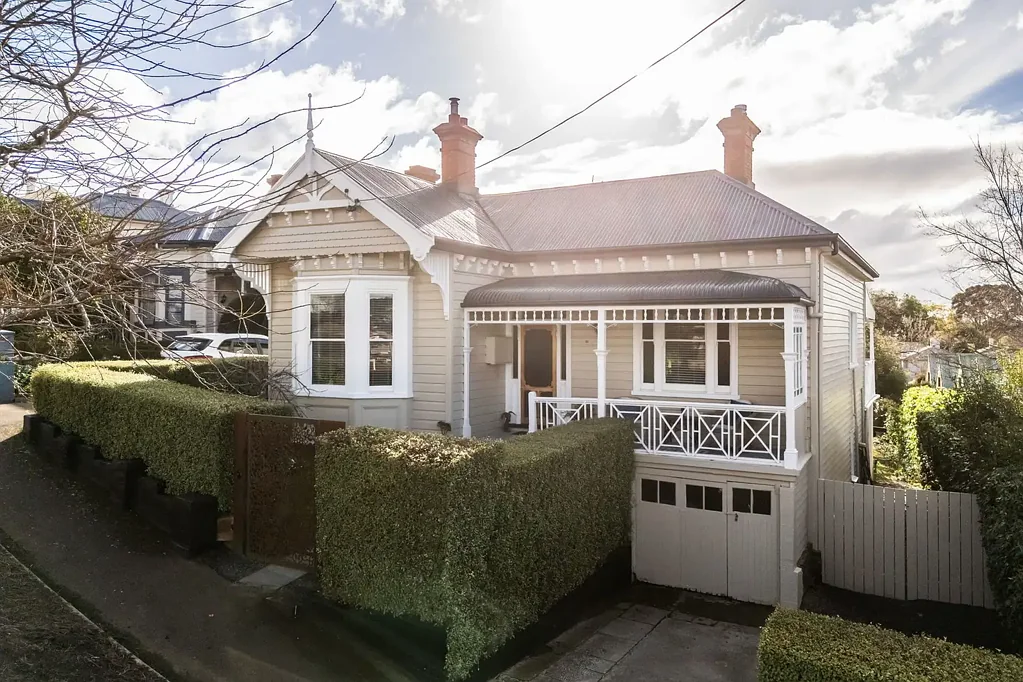 West Launceston 3 Slaapkamer Renovated character home with elevated CBD views, flexible outdoor living and off street parking, minutes to Cataract Gorge