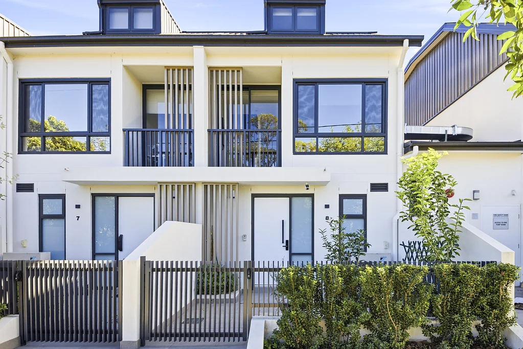 North Parramatta 3房 几乎全新联排别墅 3卧带Ensuite 高端Miele厨房 私人庭院 便捷公交 临近名校 超低维护 Nearly new townhouse located near the Parramatta CBD