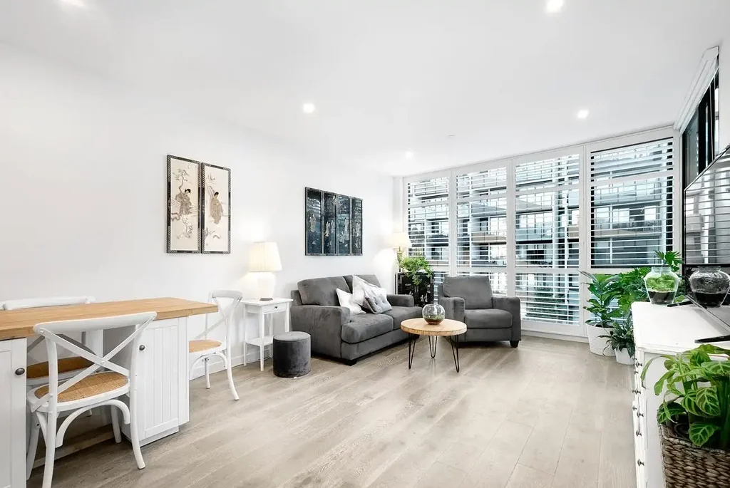 LUXURY DESIGNER BAYSIDE RESIDENCE | FLARE REAL ESTATE