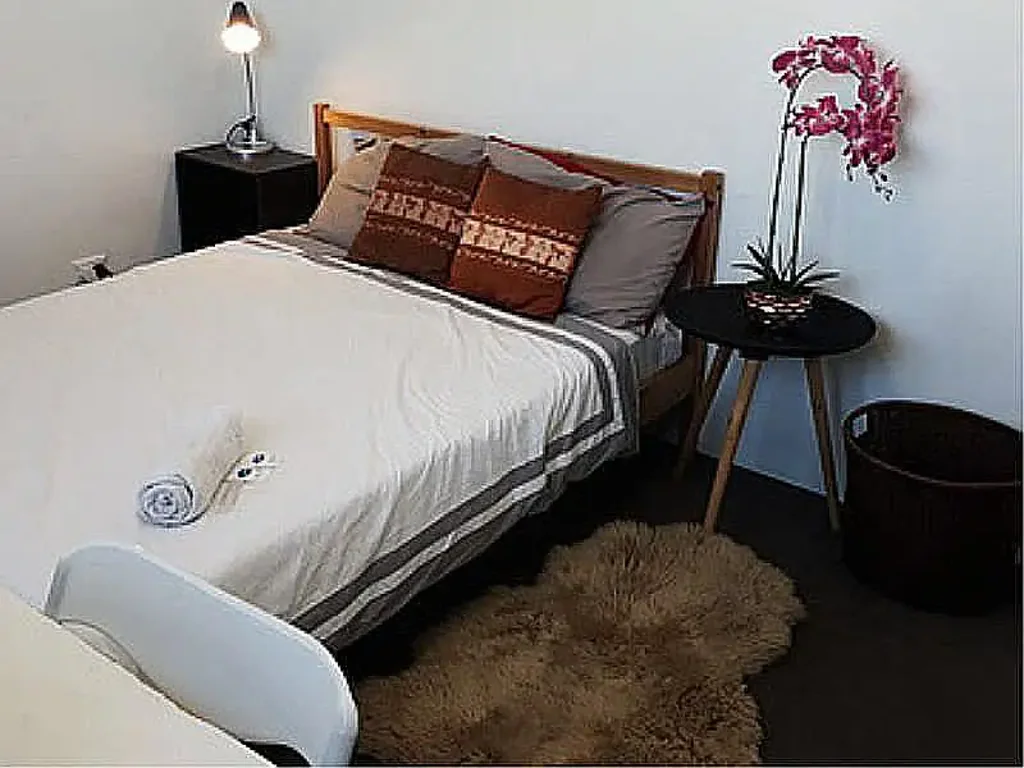 Master ROOM. Nice house. Free WIFI!  Beautiful Double storey house. WALK TO ALL.