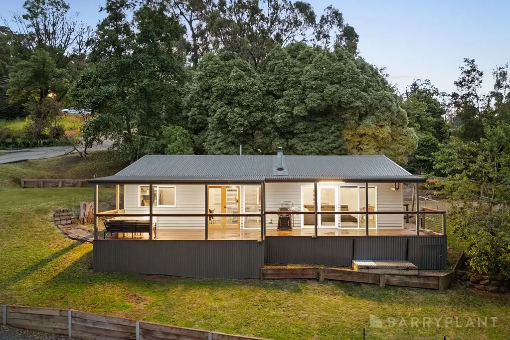 26 Kitchener Parade, Cockatoo, VIC 3781