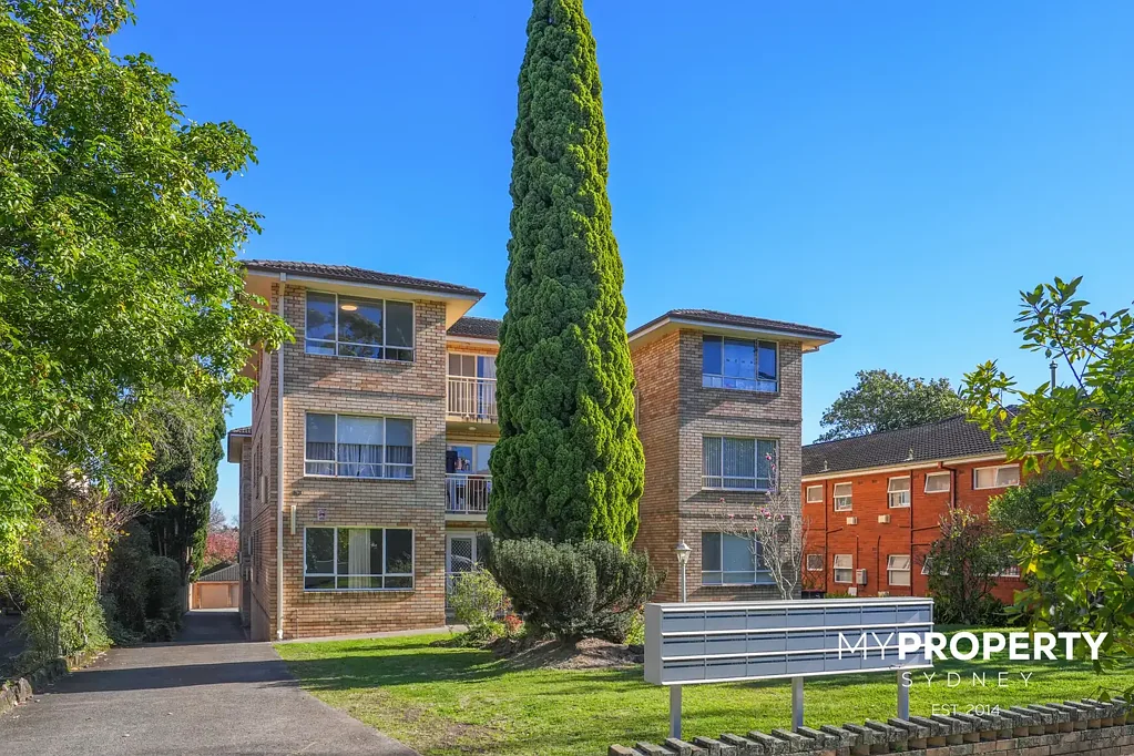 FULLY RENOVATED TOP-FLOOR APARTMENT IN PRIME EPPING LOCATION