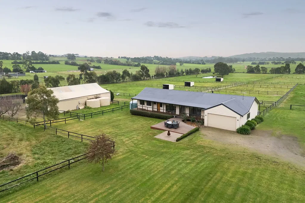 Labertouche 4બેડરૂમ Imagine a Beautifully Established Hobby Farm with Exceptional Equestrian Facilities….. Can you picture it?
