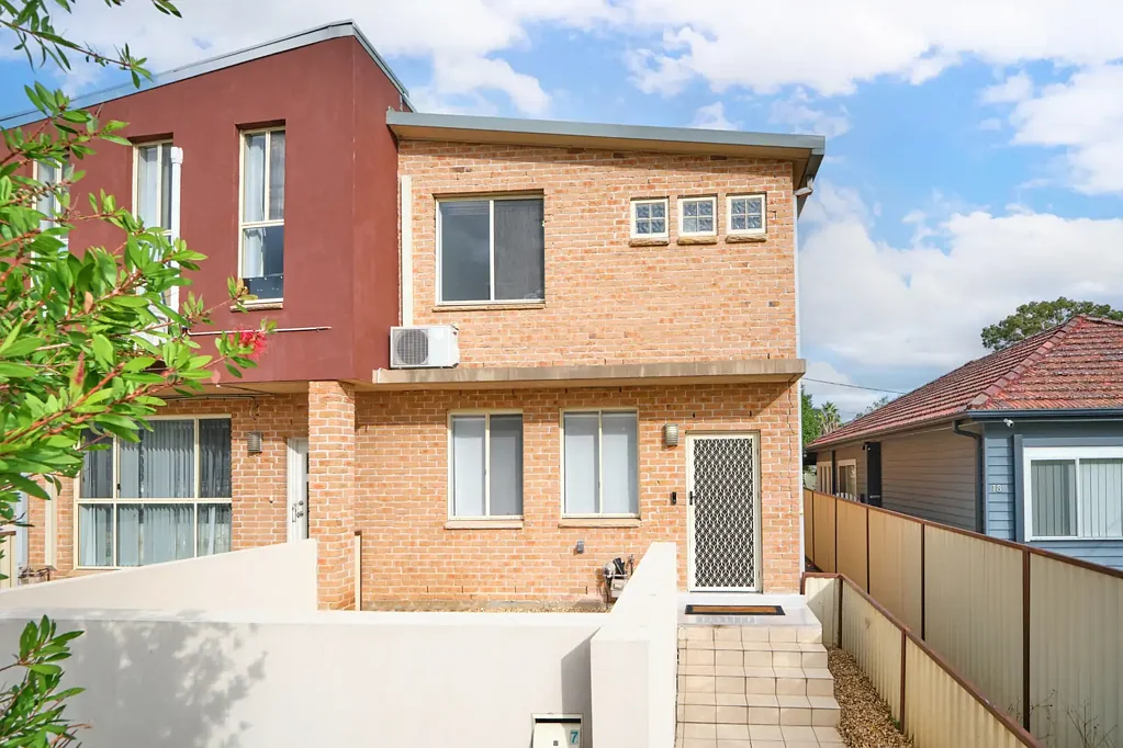 Merrylands 3部屋 MODERN FULL-BRICK TOWNHOUSE IN A PRIME CENTRAL LOCATION