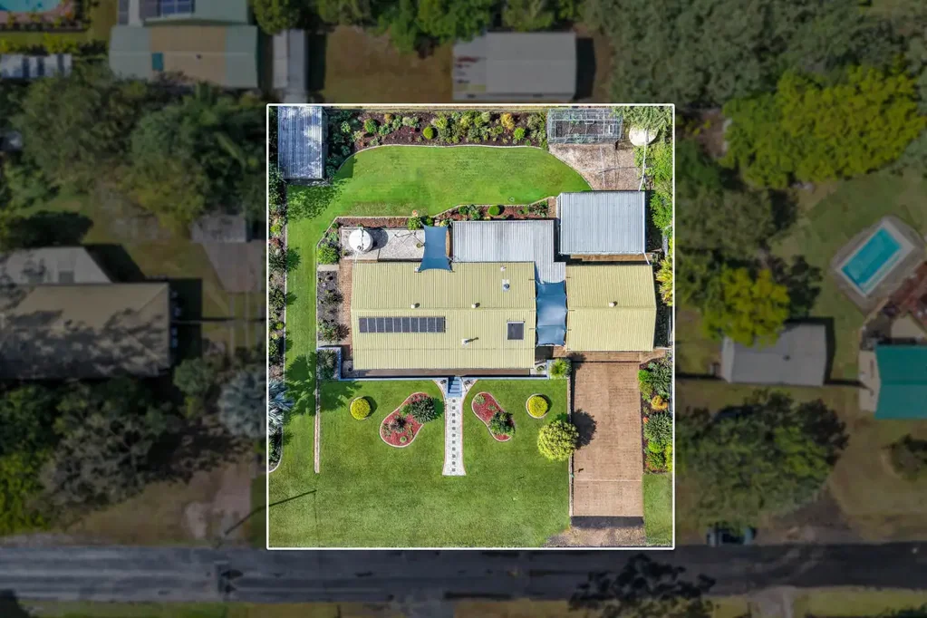 Karalee 3房 Karalee便利地段 1587m²景观美地 246m²屋顶空间 三卧两卫 现代厨卫 太阳能系统 多棚屋存储 步行学校 Spacious Family Living with Exceptional Shed Space on 1,587m² in the Heart of Karalee