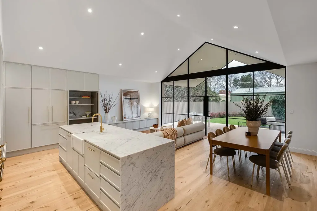 Malvern 3 Slaapkamer A Chic Rebrand of a Character Classic.