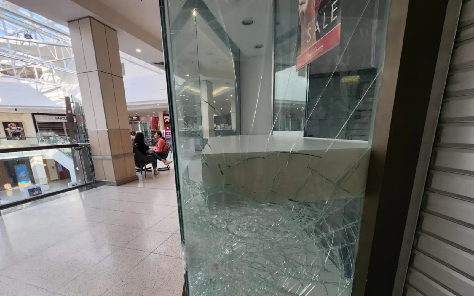 Westfield大白天抢劫事件引发商业人士担忧,呼吁筹集资金加强社区巡逻
