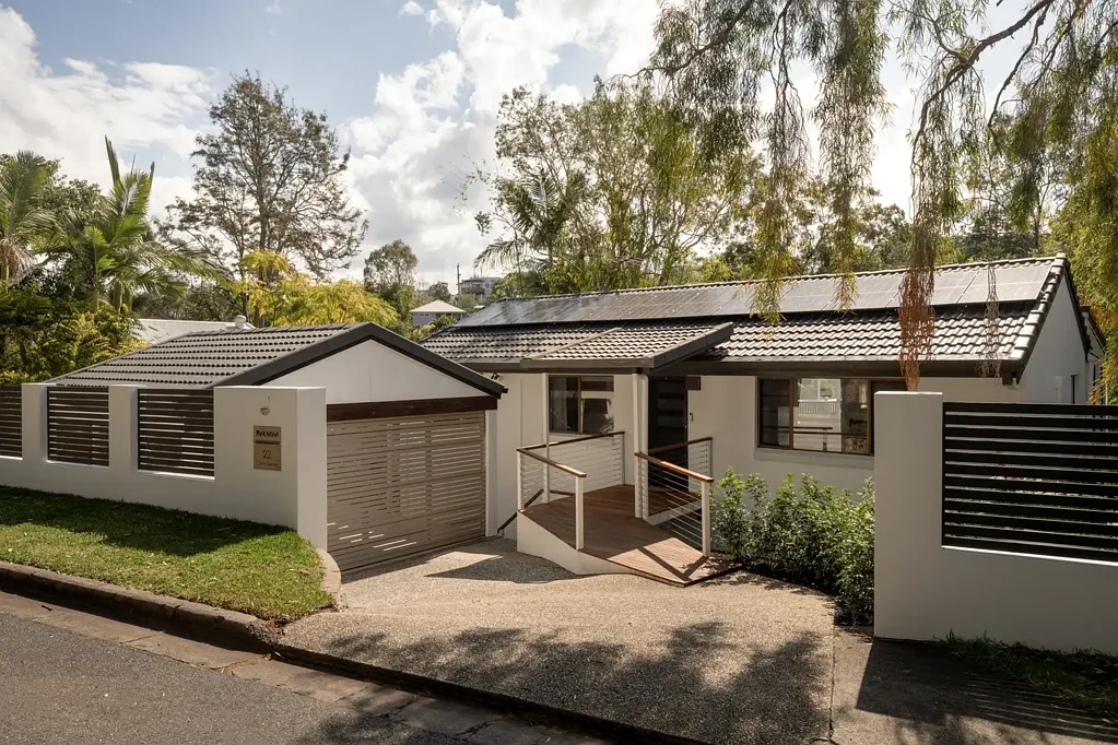 Balmoral 5 Bedroom Large family living in Balmoral