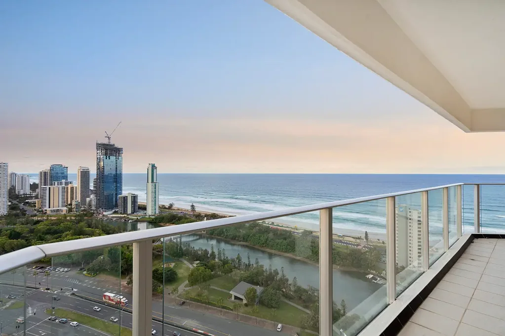 Surfers Paradise 2 Bedroom Coastal Living Elevated – Spacious 28th Floor Apartment in Atlantis East