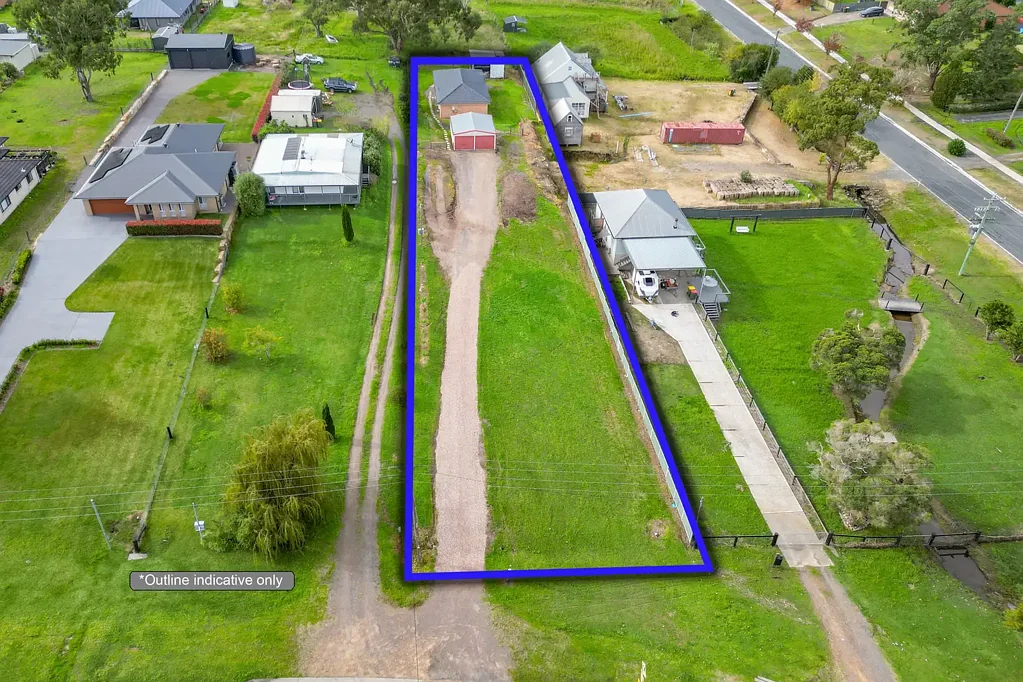 Clarence Town 3房  BRICK BEAUTY ON HALF AN ACRE IN THE HEART OF CLARENCE TOWN