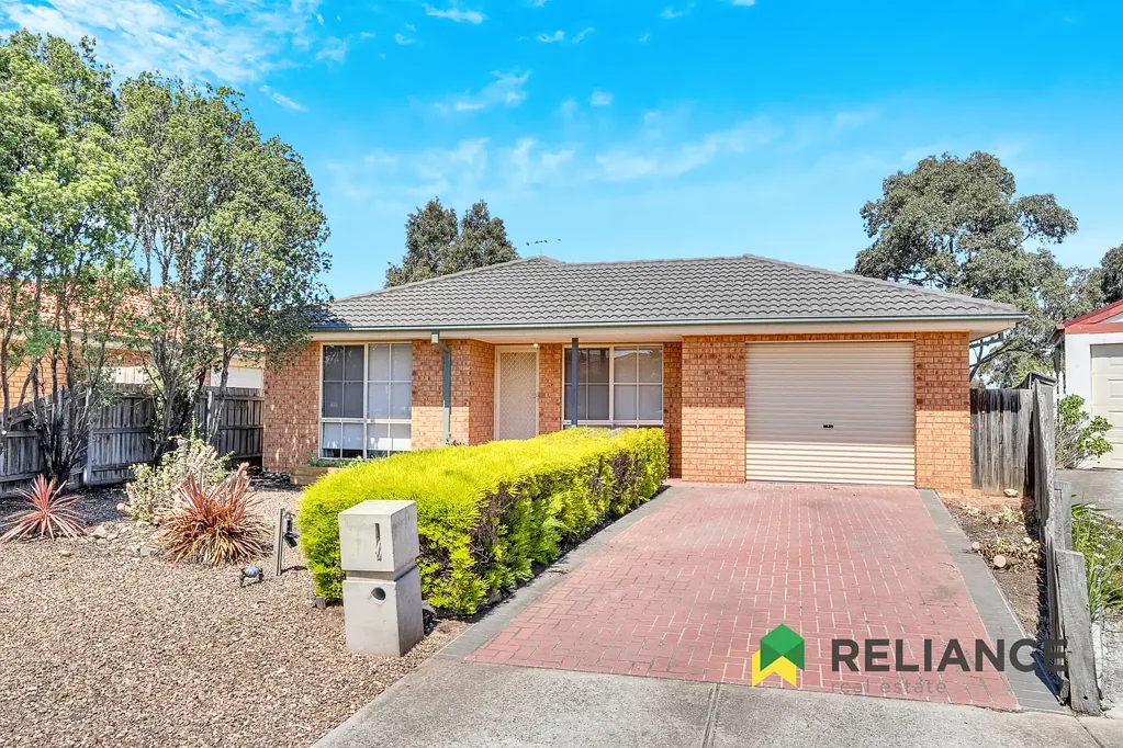 3 bedroom house in the best location of Werribee that is not to be missed !!!
