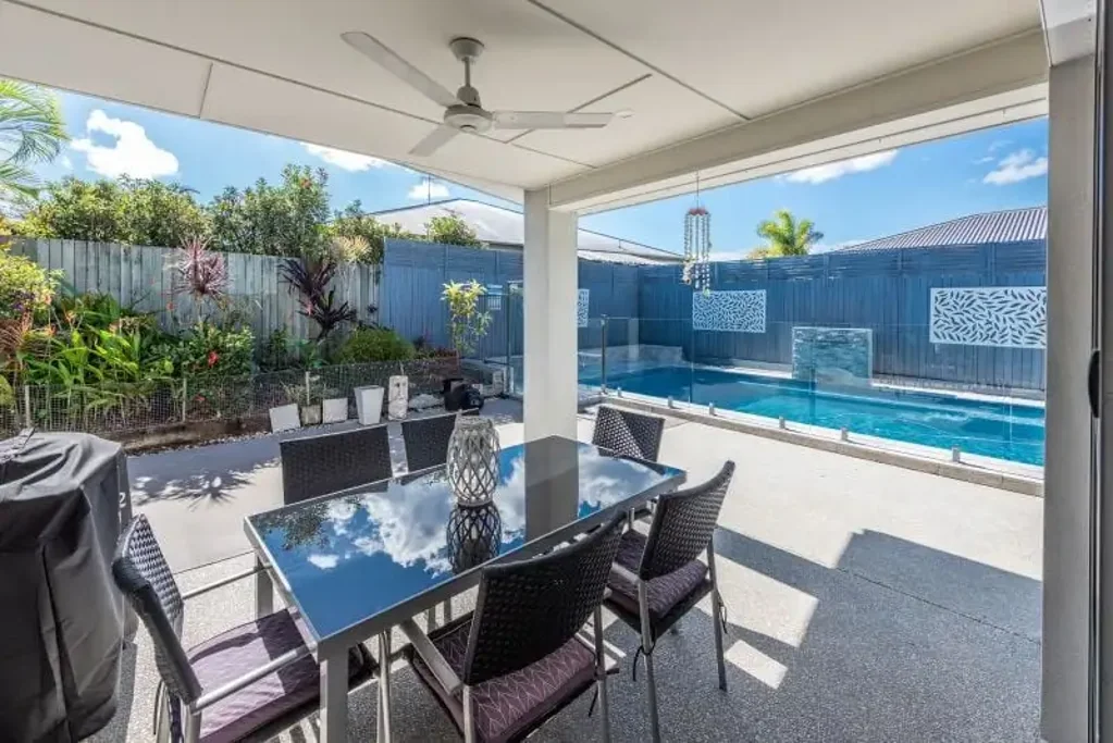 Tin Can Bay 4部屋 THIS STUNNING 4 BEDROOM HOME WITH INGROUND POOL IS LOOKING FOR A NEW OWNER - COULD THIS BE YOU??