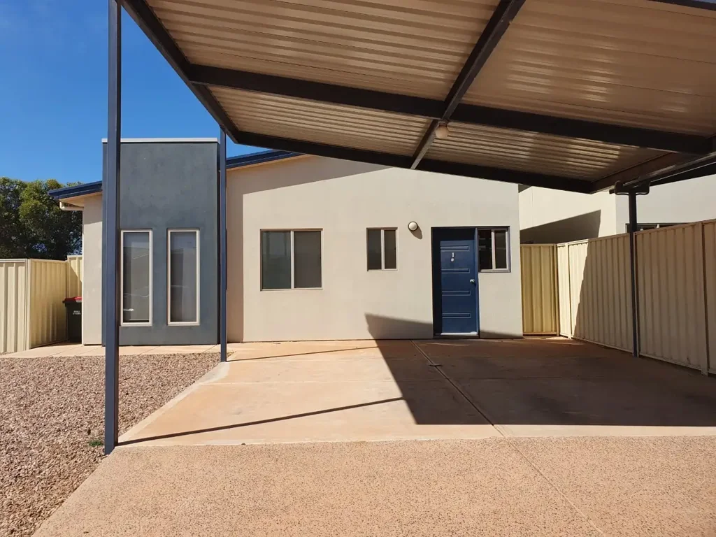 * Price Reduction*
3 Bedroom, 3 Bathroom, Low Maintenance Garden. Close to Schools, Shops and Medical Centre.