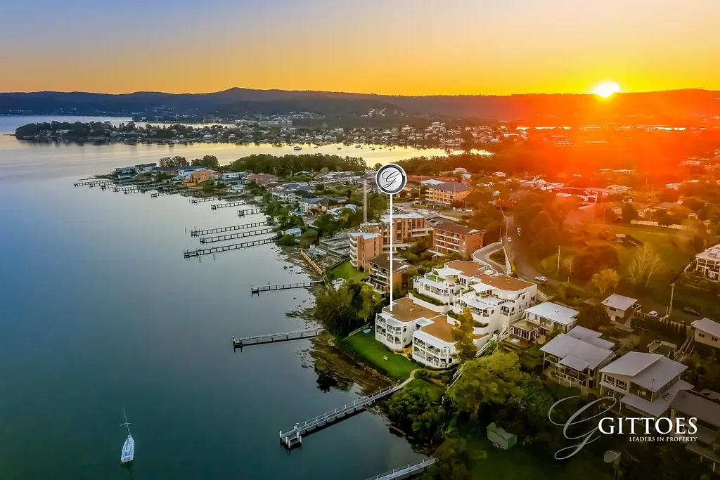 East Gosford 3房  Absolute Deep Waterfront & Spectacular 180 Degree Views