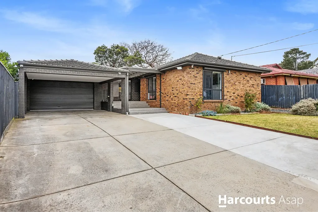 Dandenong North 3બેડરૂમ Lovingly Renovated Family Home with Exceptional Outdoor Entertaining & Workshop Space