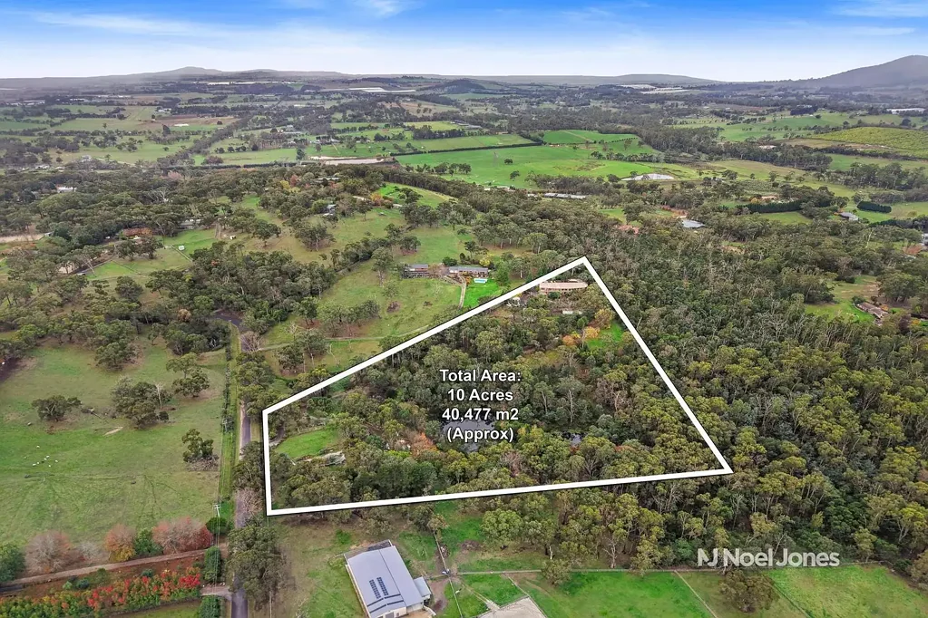Wandin North 3房 4.1公顷庄园 俯瞰Dandenong山景 瑞士农舍风格 宏伟双砖住宅 中央厨房巨岛 多功能空间 家族企业理想地 乡村宁静位置 Grand In Scale, Endless In Possibility