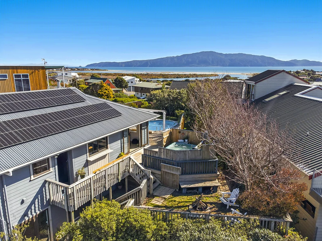 Waikanae Beach 5침실 Elevated living, space and sea views!