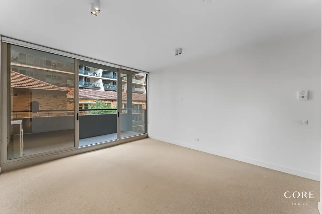 Unfurnished One-Bedroom Apartment by Albert Park Lake