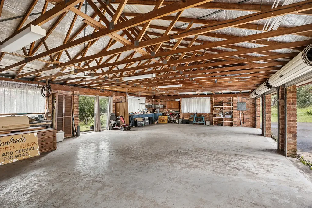 Tumbi Umbi 5ห้องนอน Single level brick home on 2.5 acres ready for a full renovation