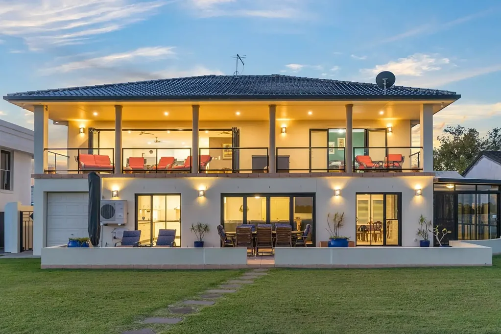 West Ballina 5房  Uninterrupted Riverfront Living with Space, Style and Flexibility