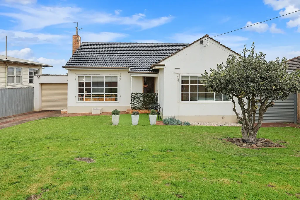 Warrnambool 3房  Spacious Home with Extra Garaging & Endless Potential.