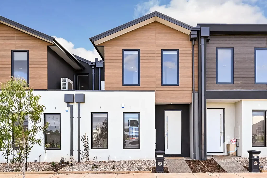 Modern Double-Storey 4-Bedroom Townhome in Weir Views