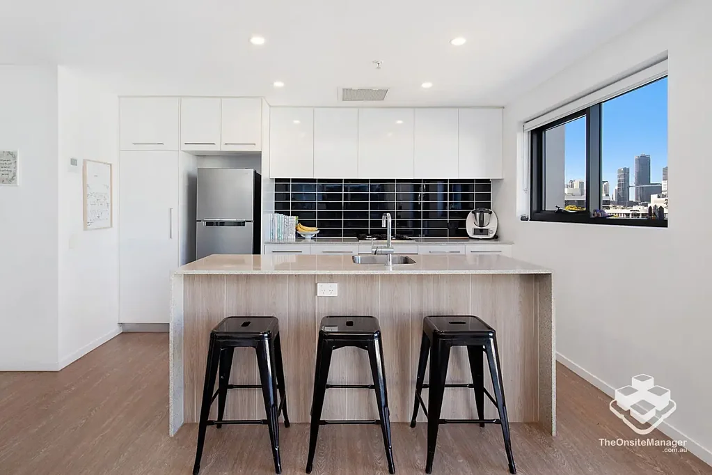AROBR MILTON - RIVER VIEW FURNISHED 2 BEDROOM 2 BATHROOM APARTMENT PLUS A CAR PARK - JUST 2KM FROM THE CBD