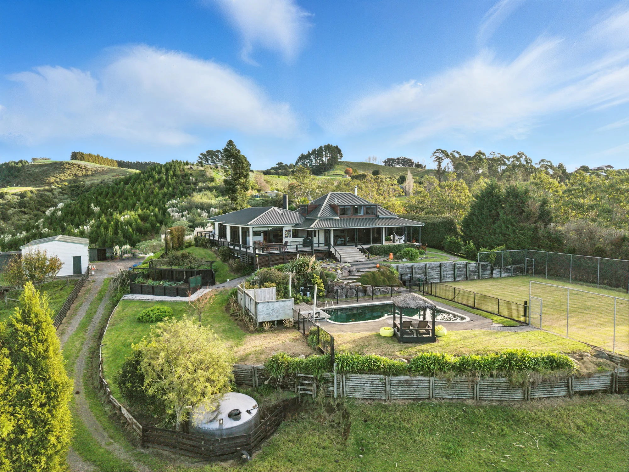 Papamoa 4 Slaapkamer A Unique Lifestyle Property with Home / Income Opportunities