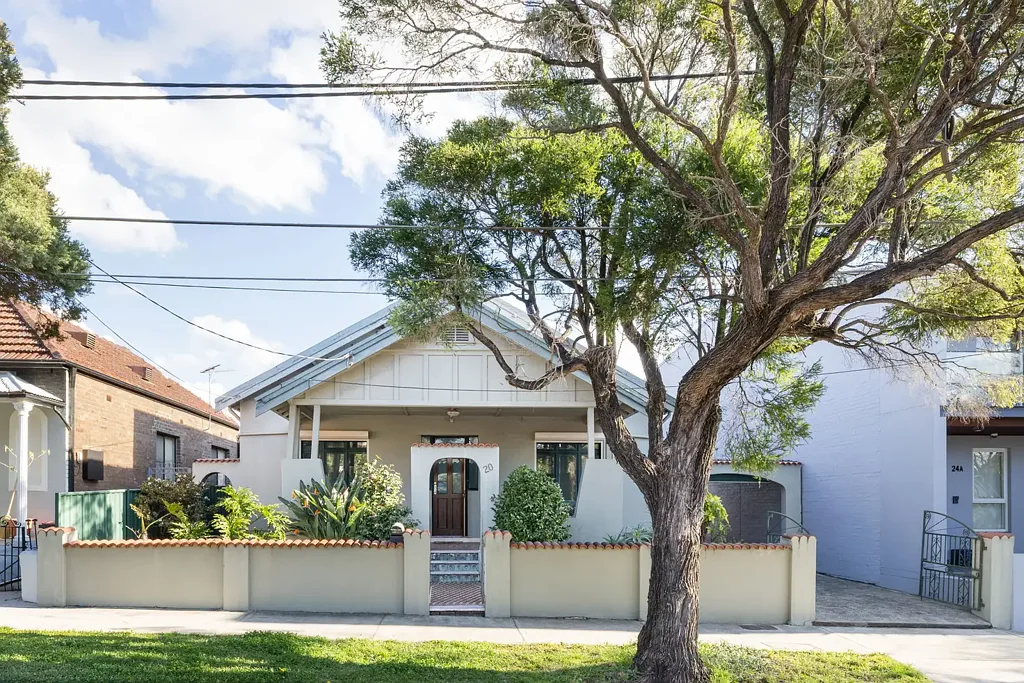 Tempe 5房 拥有15米三面临街的独立住宅，占地543平方米 Freestanding home with rare 15m triple frontage on 543sqm