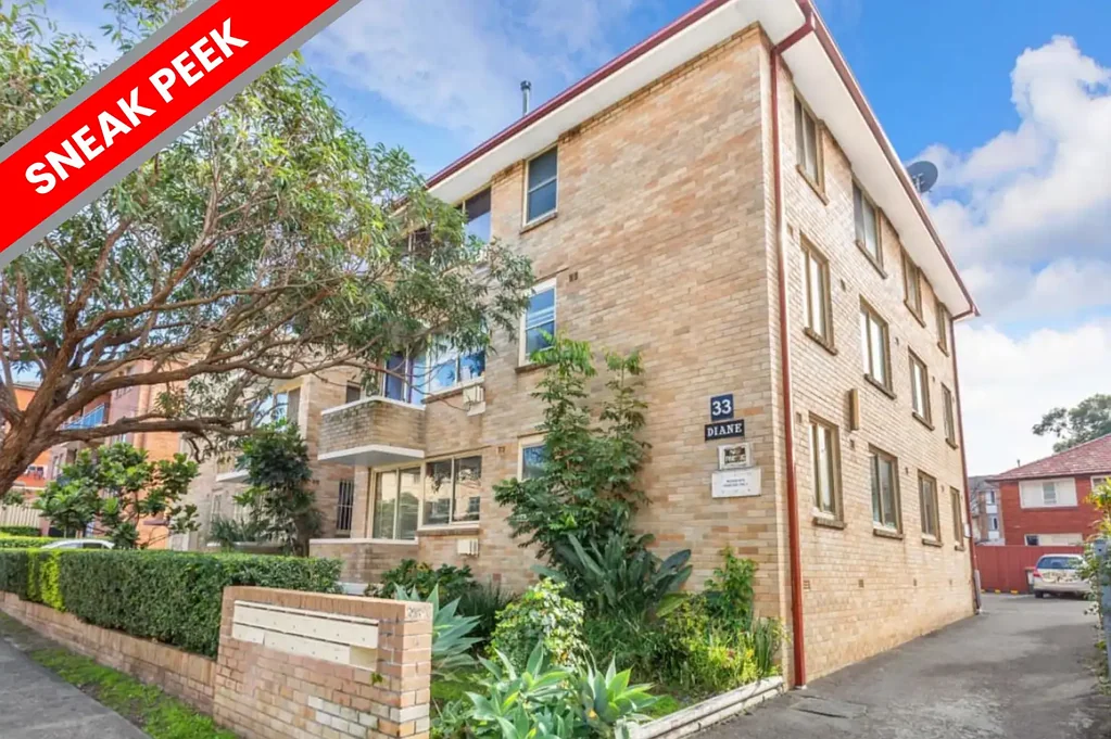 Hillsdale 2침실 Elevated Top-Floor Living with Endless Renovation Potential