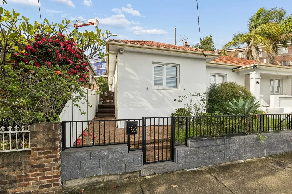 Strathfield 2房 Inner West名区入口 双砖结构随时入住 北向阳光 法式现代厨房 宽敞起居私密花园 高收益稳定现金流 步行交通学校公园 潜力加建二层 The Ultimate Entry-Level Opportunity in Strathfield | 2 Bed Double Brick Semi on 222sqm