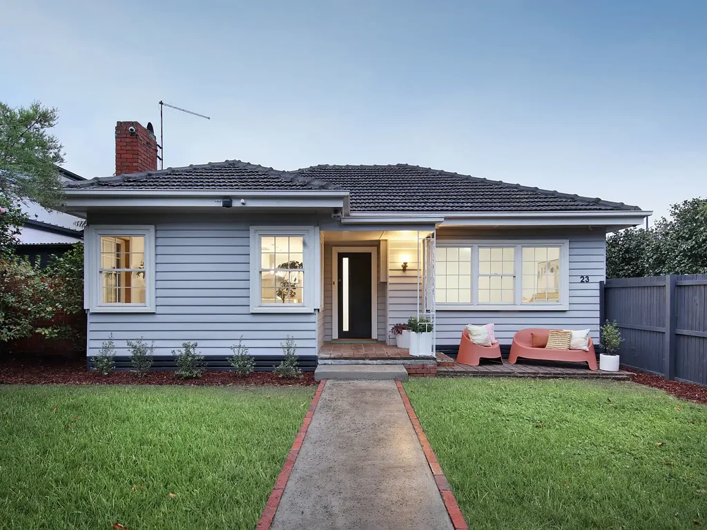 Oakleigh South 3房 高尔夫球场邻接 地块宽敞345sqm 多个生活区域 抛光内饰 现代厨房带岛屿 双车库带卷帘门 步行至学校&商圈 Tightly Held Golf Course Precinct Living with Space, Privacy & Lifestyle Appeal