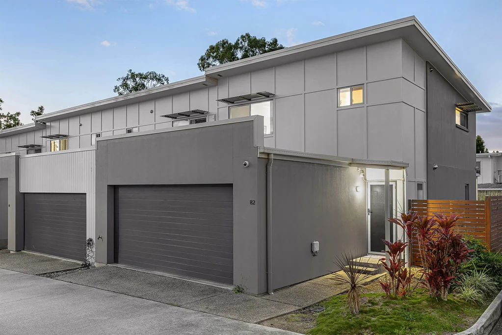 Calamvale 3房  结束单元带并排双车库 & 靠近商店  End-Unit with Side-By-Side Double Garage & Close proximity to Shops
