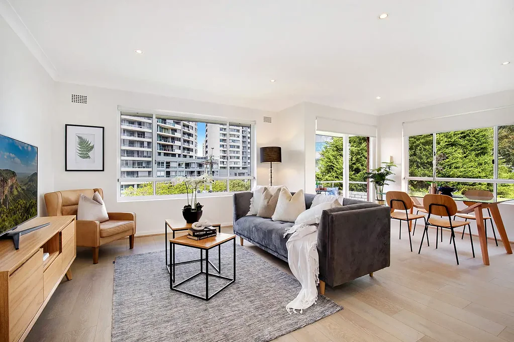 Beautifully Kept Home In Ultimate Location