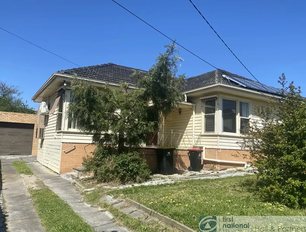 WALK TO DANDENONG PLAZA