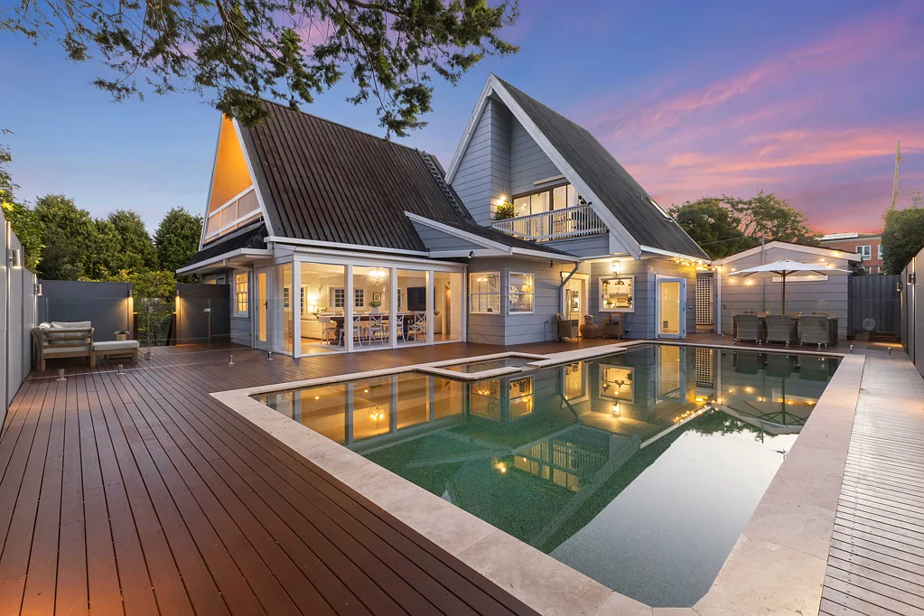 Turramurra 4कमरा Exquisite living embraced by remarkable surrounds and village ease