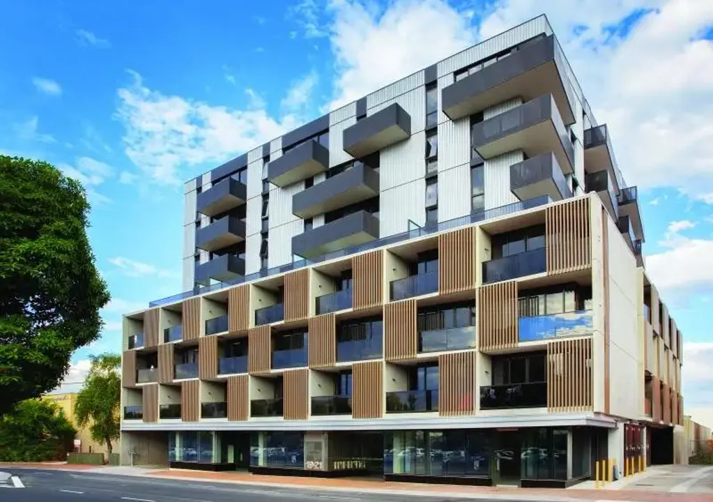 APARTMENT IN CENTRAL OAKLEIGH
