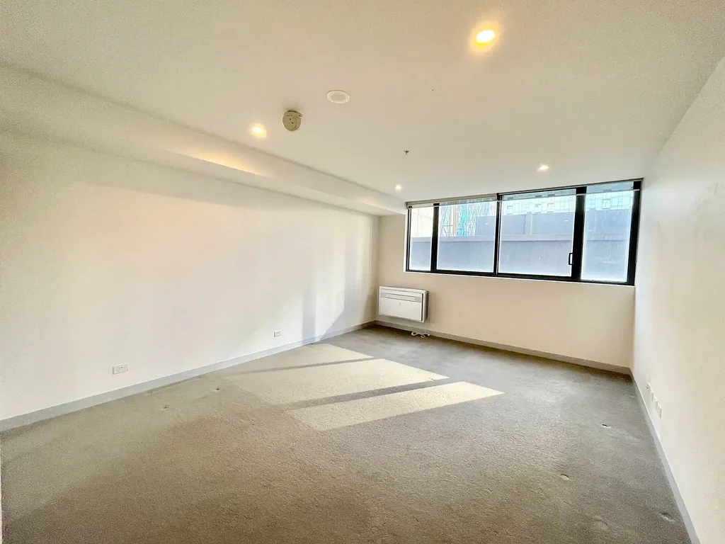 Studio Apartment Premier Location!