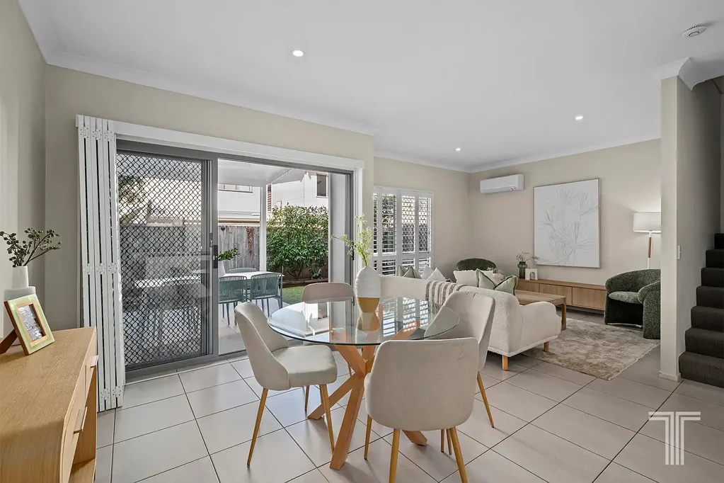 Mount Gravatt East 3Zimmer Refined Townhouse Living in a Connected Mount Gravatt East Setting
