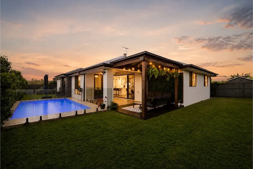 Nudgee 4Zimmer Sophisticated Single-Level Living with Poolside Luxury